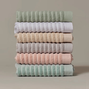 Ribbed organic cotton towels, sustainable alternative to basic towels.